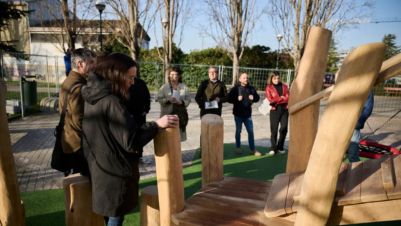 La Gerencia y la Comisi&oacute;n de Urbanismo del Ayuntamiento de Pamplona visitan la nueva zona de juegos infantiles que se ha instalado en el parque Tom&aacute;s Caballero. PABLO LASAOSA