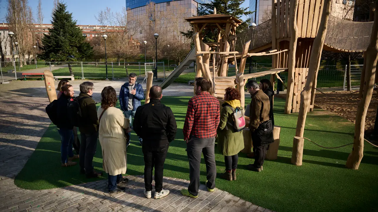 La Gerencia y la Comisi&oacute;n de Urbanismo del Ayuntamiento de Pamplona visitan la nueva zona de juegos infantiles que se ha instalado en el parque Tom&aacute;s Caballero. PABLO LASAOSA