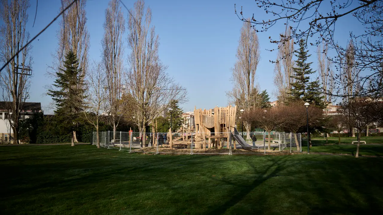 La Gerencia y la Comisi&oacute;n de Urbanismo del Ayuntamiento de Pamplona visitan la nueva zona de juegos infantiles que se ha instalado en el parque Tom&aacute;s Caballero. PABLO LASAOSA