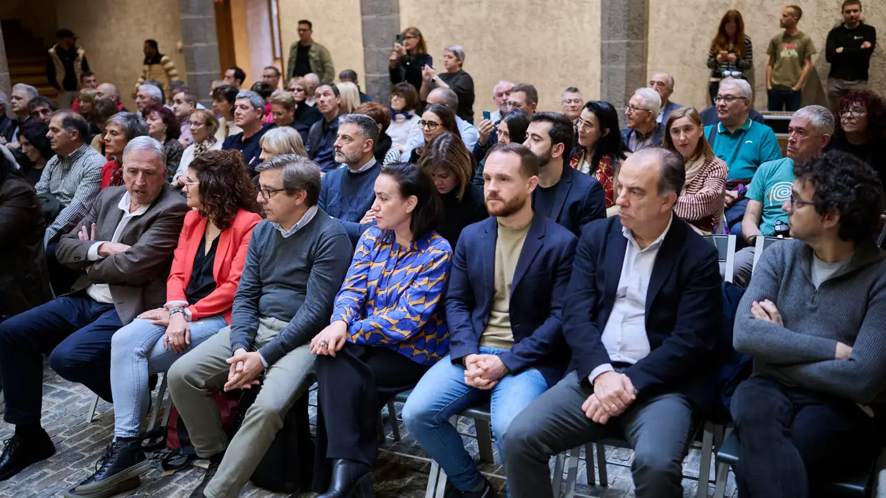 El Ayuntamiento de Pamplona homenajea al personal municipal jubilado durante 2025. PABLO LASAOSA