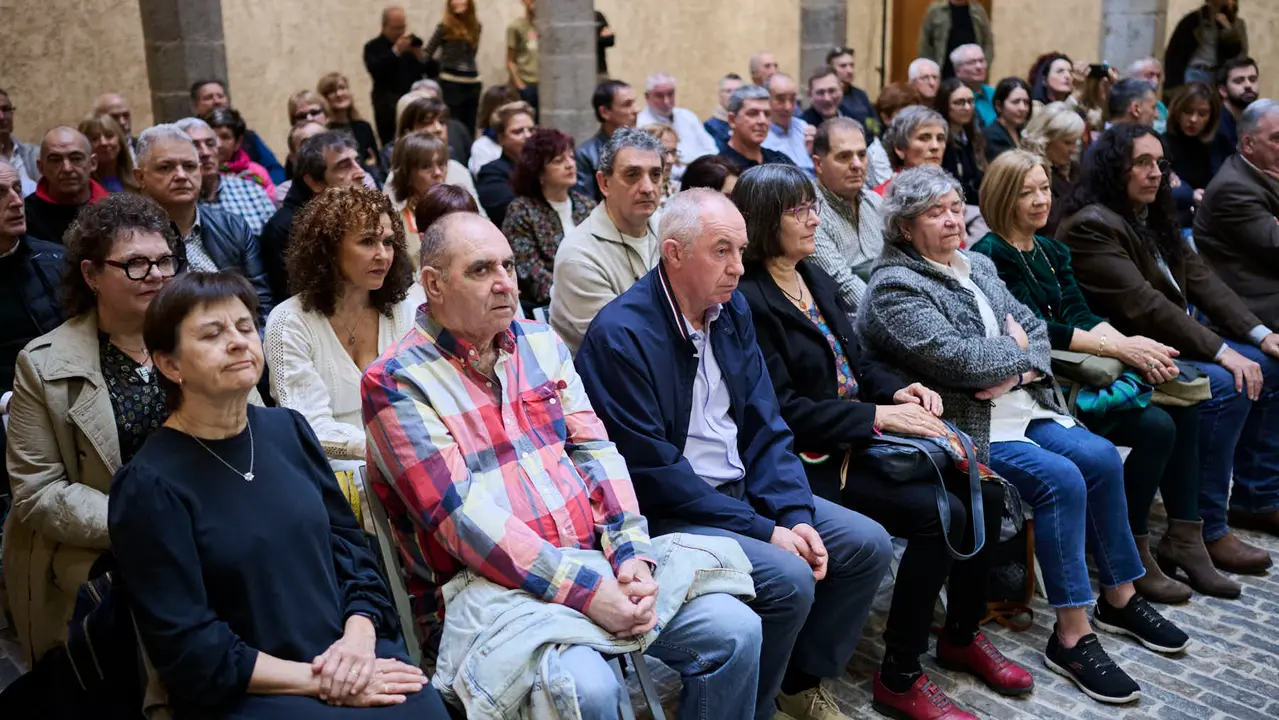 El Ayuntamiento de Pamplona homenajea al personal municipal jubilado durante 2025. PABLO LASAOSA