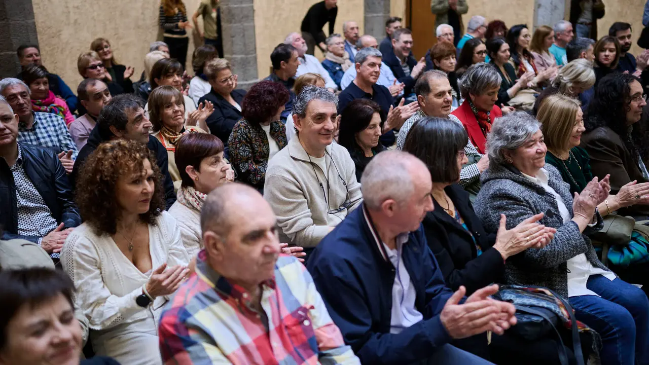 El Ayuntamiento de Pamplona homenajea al personal municipal jubilado durante 2025. PABLO LASAOSA