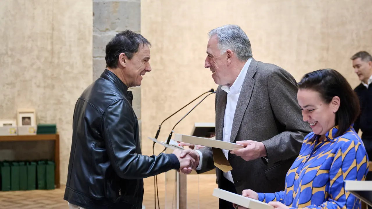 El Ayuntamiento de Pamplona homenajea al personal municipal jubilado durante 2025. PABLO LASAOSA