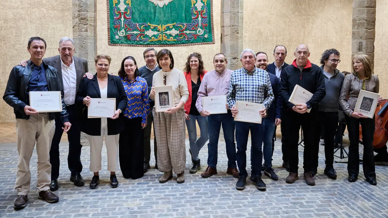 El Ayuntamiento de Pamplona homenajea al personal municipal jubilado durante 2025. PABLO LASAOSA