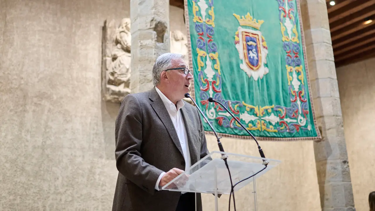 El Ayuntamiento de Pamplona homenajea al personal municipal jubilado durante 2025. PABLO LASAOSA