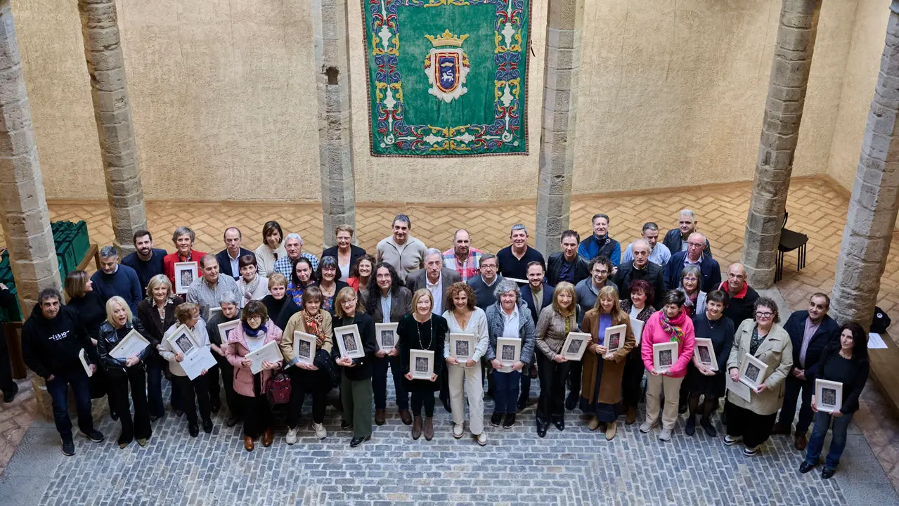 El Ayuntamiento de Pamplona homenajea al personal municipal jubilado durante 2025. PABLO LASAOSA