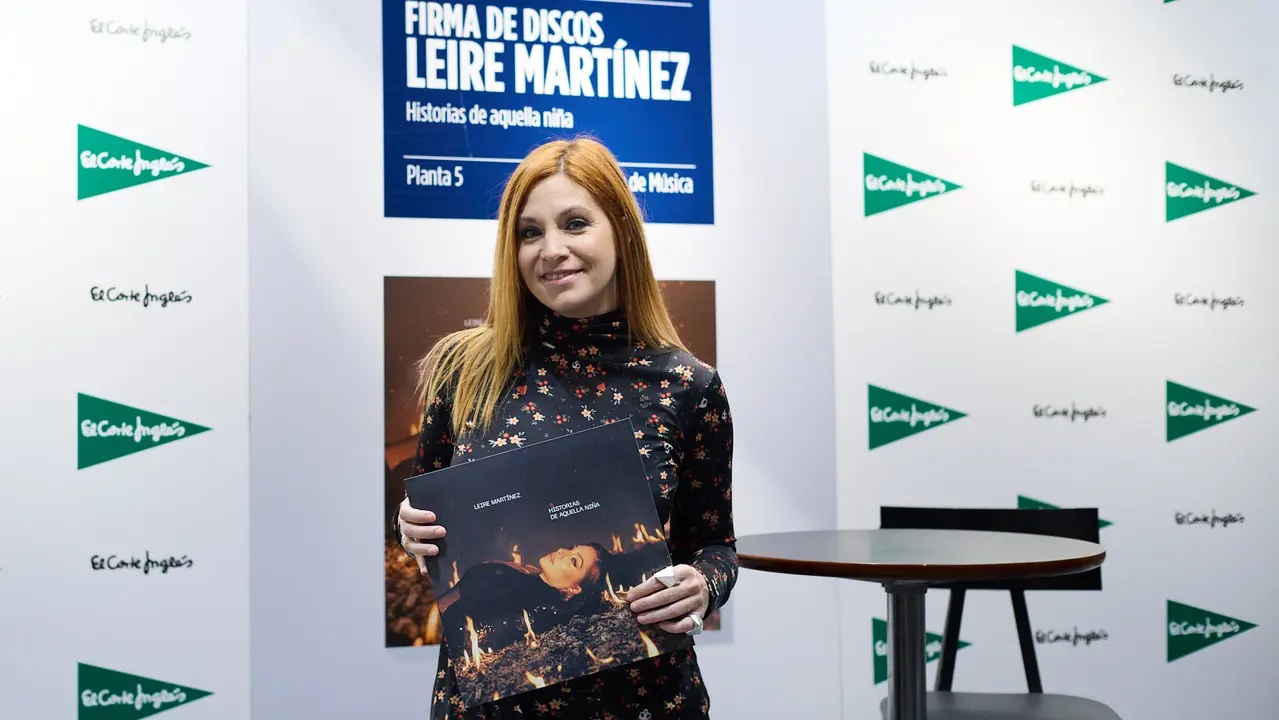La cantante y compositora navarra Leire Mart&iacute;nez firma su nuevo disco en solitario &ldquo;Historias de aquella ni&ntilde;a&rdquo; en El Corte Ingl&eacute;s de Pamplona. I&Ntilde;IGO ALZUGARAY