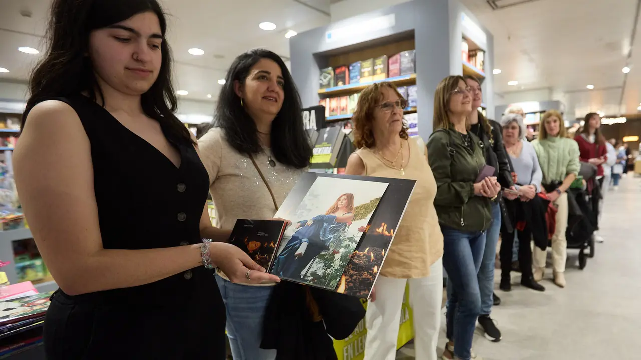 La cantante y compositora navarra Leire Mart&iacute;nez firma su nuevo disco en solitario &ldquo;Historias de aquella ni&ntilde;a&rdquo; en El Corte Ingl&eacute;s de Pamplona. I&Ntilde;IGO ALZUGARAY