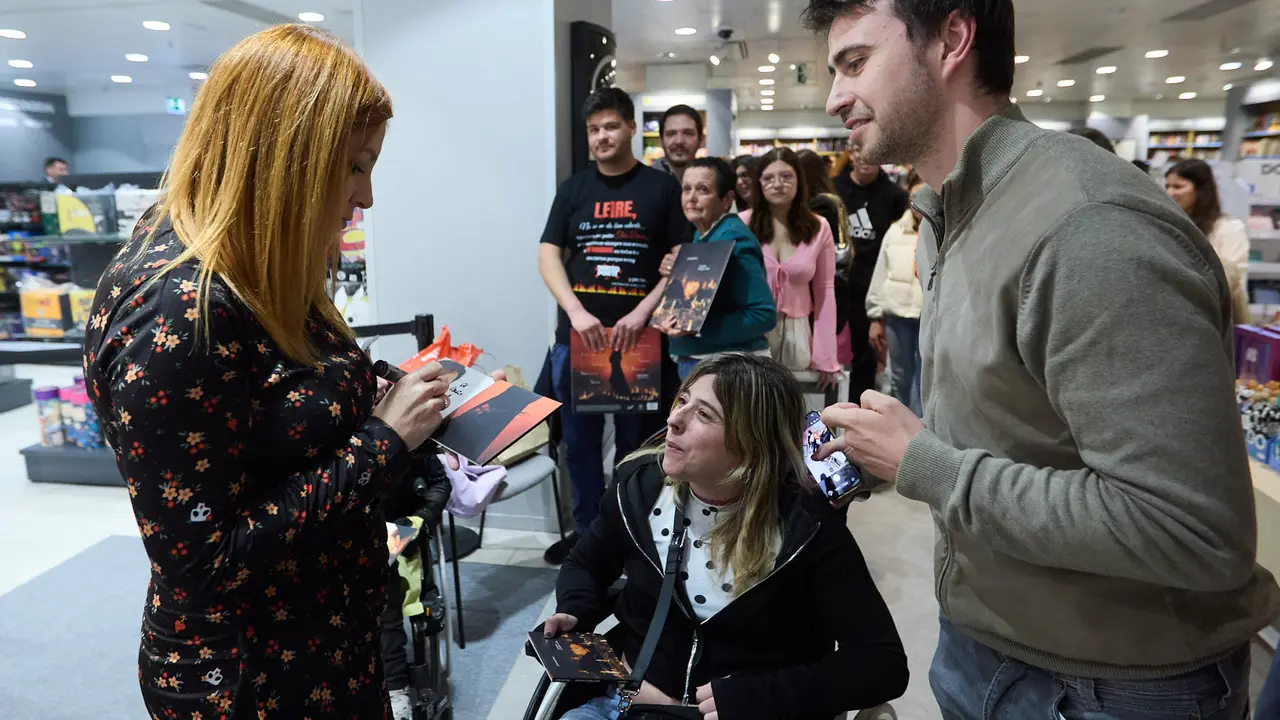 La cantante y compositora navarra Leire Mart&iacute;nez firma su nuevo disco en solitario &ldquo;Historias de aquella ni&ntilde;a&rdquo; en El Corte Ingl&eacute;s de Pamplona. I&Ntilde;IGO ALZUGARAY