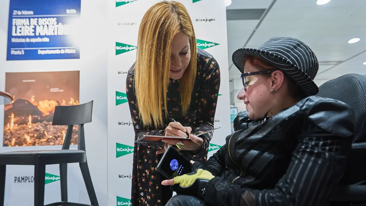 La cantante y compositora navarra Leire Mart&iacute;nez firma su nuevo disco en solitario &ldquo;Historias de aquella ni&ntilde;a&rdquo; en El Corte Ingl&eacute;s de Pamplona. I&Ntilde;IGO ALZUGARAY