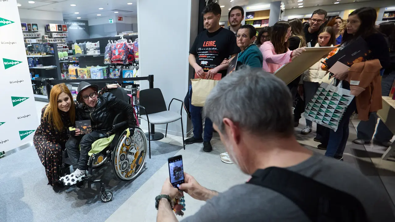 La cantante y compositora navarra Leire Mart&iacute;nez firma su nuevo disco en solitario &ldquo;Historias de aquella ni&ntilde;a&rdquo; en El Corte Ingl&eacute;s de Pamplona. I&Ntilde;IGO ALZUGARAY