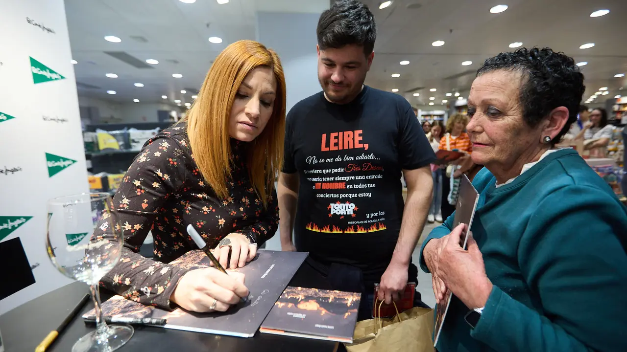 La cantante y compositora navarra Leire Mart&iacute;nez firma su nuevo disco en solitario &ldquo;Historias de aquella ni&ntilde;a&rdquo; en El Corte Ingl&eacute;s de Pamplona. I&Ntilde;IGO ALZUGARAY