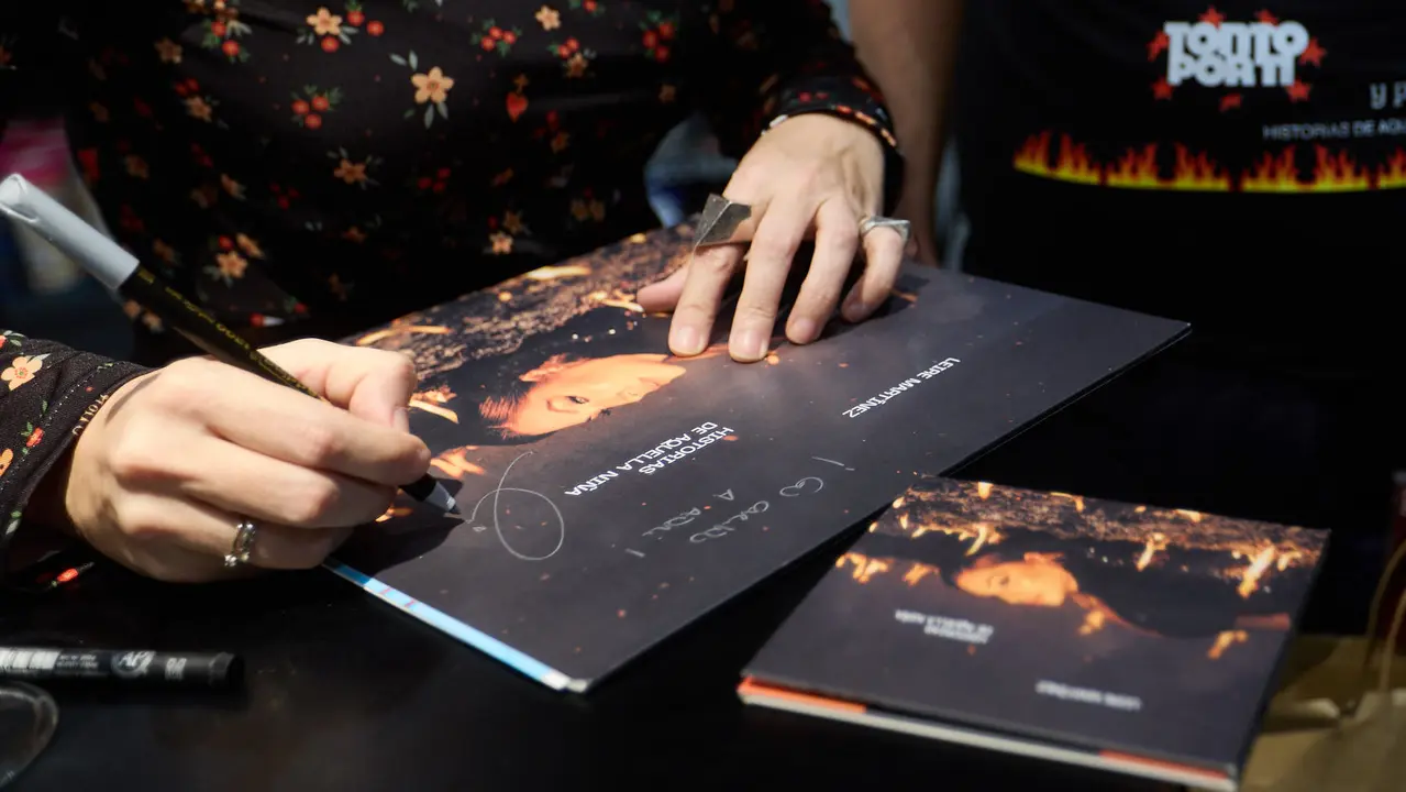 La cantante y compositora navarra Leire Mart&iacute;nez firma su nuevo disco en solitario &ldquo;Historias de aquella ni&ntilde;a&rdquo; en El Corte Ingl&eacute;s de Pamplona. I&Ntilde;IGO ALZUGARAY