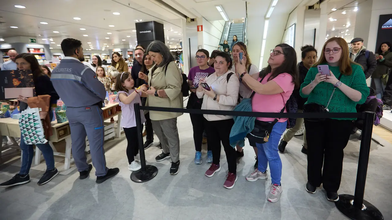 La cantante y compositora navarra Leire Mart&iacute;nez firma su nuevo disco en solitario &ldquo;Historias de aquella ni&ntilde;a&rdquo; en El Corte Ingl&eacute;s de Pamplona. I&Ntilde;IGO ALZUGARAY