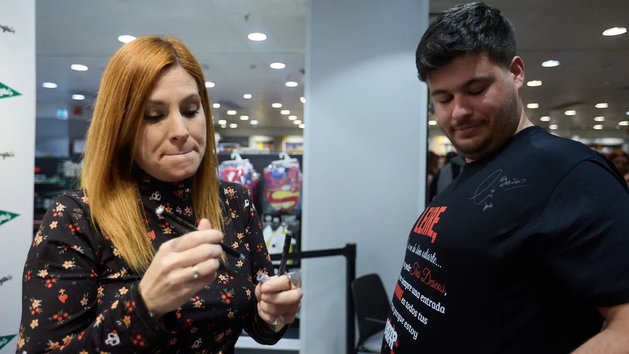 La cantante y compositora navarra Leire Mart&iacute;nez firma su nuevo disco en solitario &ldquo;Historias de aquella ni&ntilde;a&rdquo; en El Corte Ingl&eacute;s de Pamplona. I&Ntilde;IGO ALZUGARAY