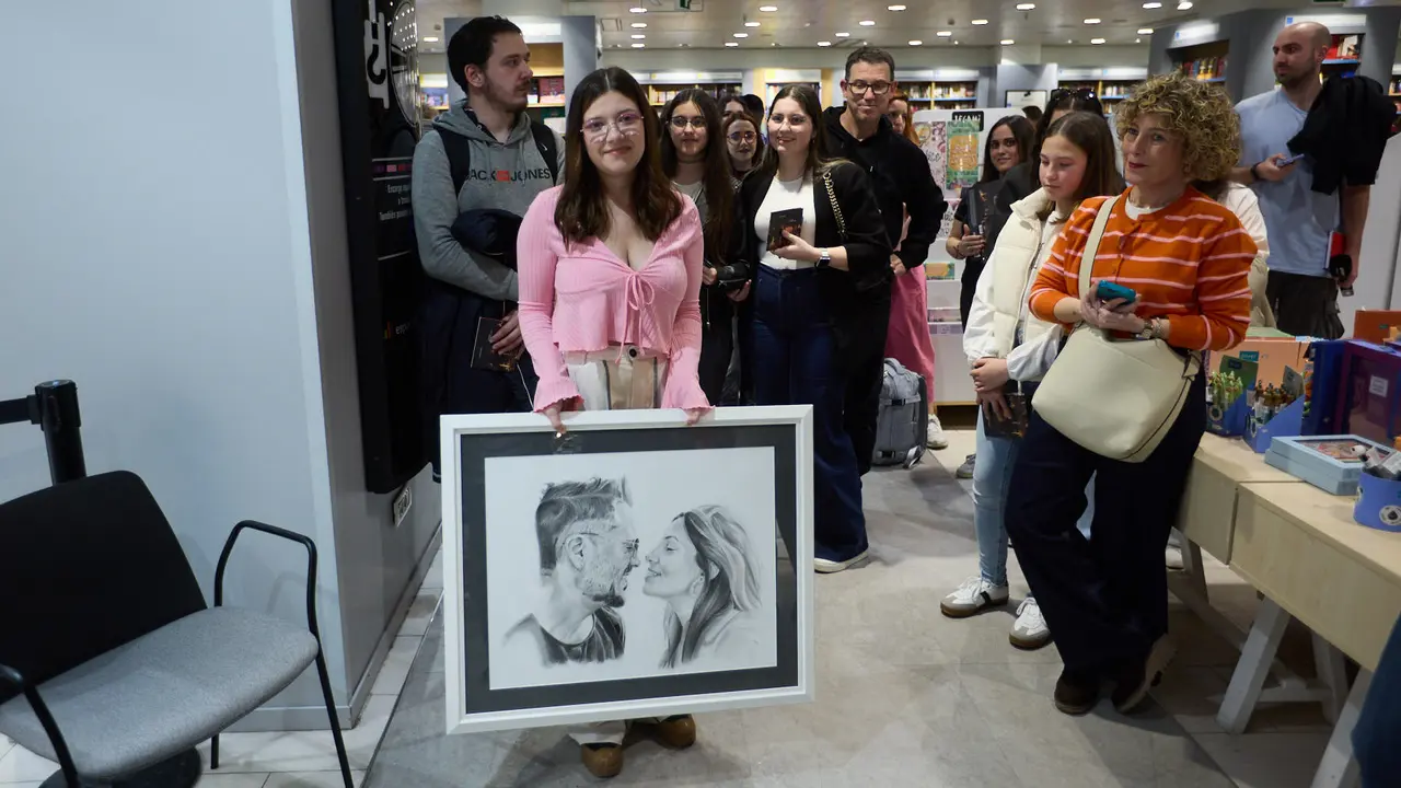 La cantante y compositora navarra Leire Mart&iacute;nez firma su nuevo disco en solitario &ldquo;Historias de aquella ni&ntilde;a&rdquo; en El Corte Ingl&eacute;s de Pamplona. I&Ntilde;IGO ALZUGARAY