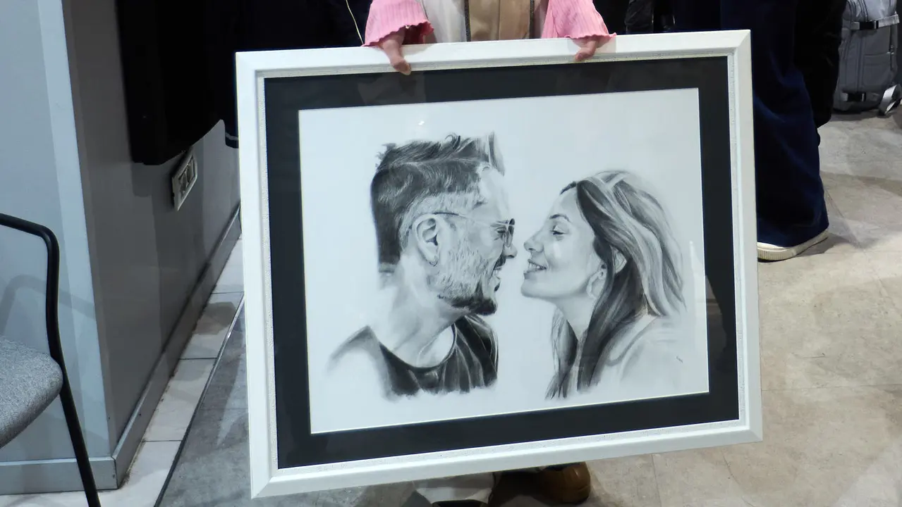 La cantante y compositora navarra Leire Mart&iacute;nez firma su nuevo disco en solitario &ldquo;Historias de aquella ni&ntilde;a&rdquo; en El Corte Ingl&eacute;s de Pamplona. I&Ntilde;IGO ALZUGARAY