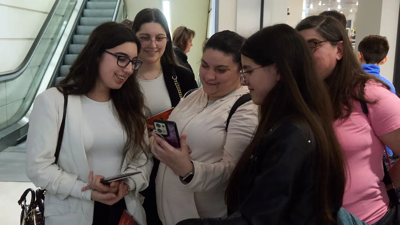La cantante y compositora navarra Leire Mart&iacute;nez firma su nuevo disco en solitario &ldquo;Historias de aquella ni&ntilde;a&rdquo; en El Corte Ingl&eacute;s de Pamplona. I&Ntilde;IGO ALZUGARAY