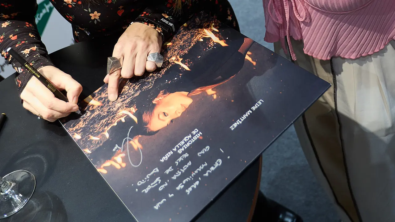 La cantante y compositora navarra Leire Mart&iacute;nez firma su nuevo disco en solitario &ldquo;Historias de aquella ni&ntilde;a&rdquo; en El Corte Ingl&eacute;s de Pamplona. I&Ntilde;IGO ALZUGARAY