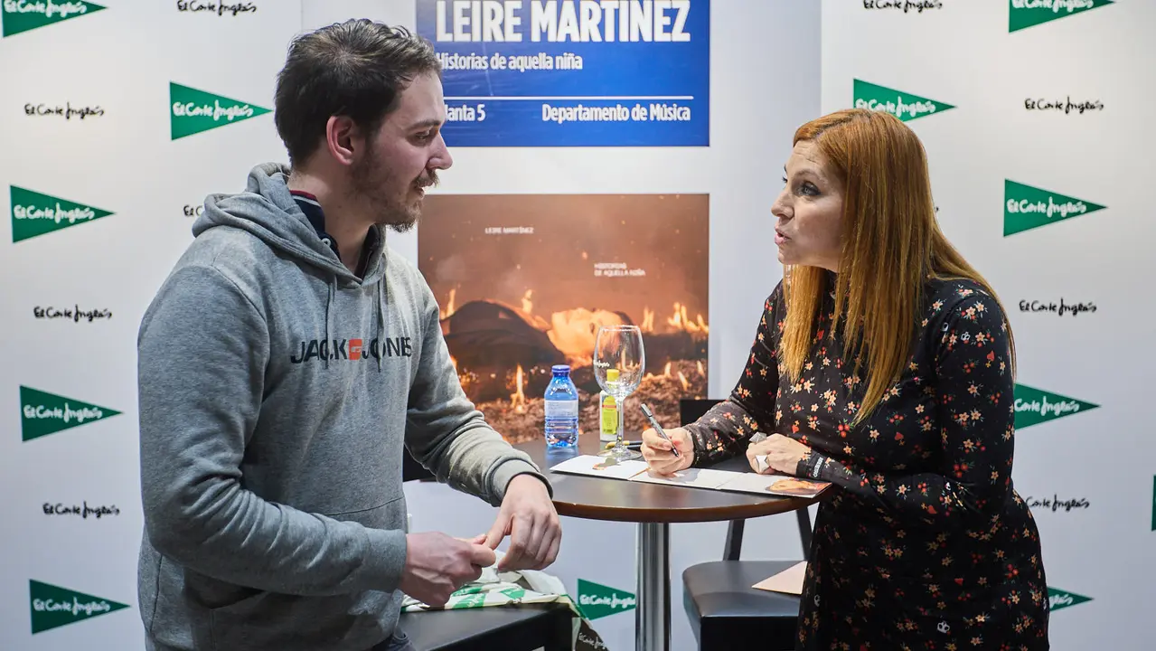 La cantante y compositora navarra Leire Mart&iacute;nez firma su nuevo disco en solitario &ldquo;Historias de aquella ni&ntilde;a&rdquo; en El Corte Ingl&eacute;s de Pamplona. I&Ntilde;IGO ALZUGARAY