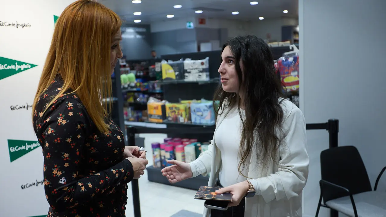 La cantante y compositora navarra Leire Mart&iacute;nez firma su nuevo disco en solitario &ldquo;Historias de aquella ni&ntilde;a&rdquo; en El Corte Ingl&eacute;s de Pamplona. I&Ntilde;IGO ALZUGARAY