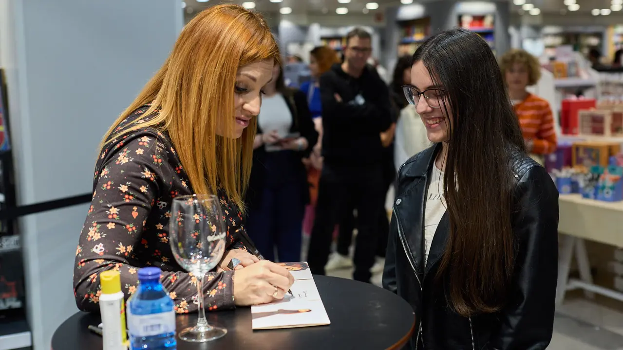La cantante y compositora navarra Leire Mart&iacute;nez firma su nuevo disco en solitario &ldquo;Historias de aquella ni&ntilde;a&rdquo; en El Corte Ingl&eacute;s de Pamplona. I&Ntilde;IGO ALZUGARAY