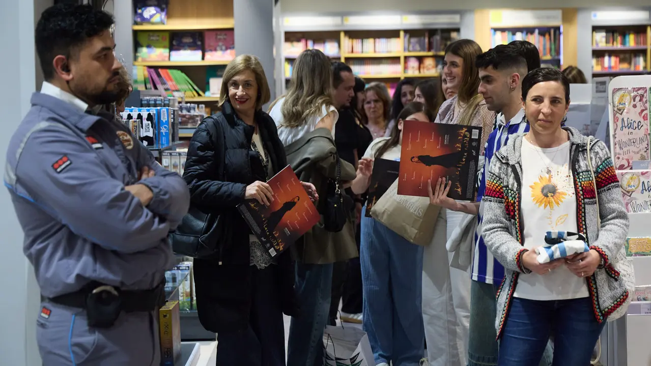 La cantante y compositora navarra Leire Mart&iacute;nez firma su nuevo disco en solitario &ldquo;Historias de aquella ni&ntilde;a&rdquo; en El Corte Ingl&eacute;s de Pamplona. I&Ntilde;IGO ALZUGARAY