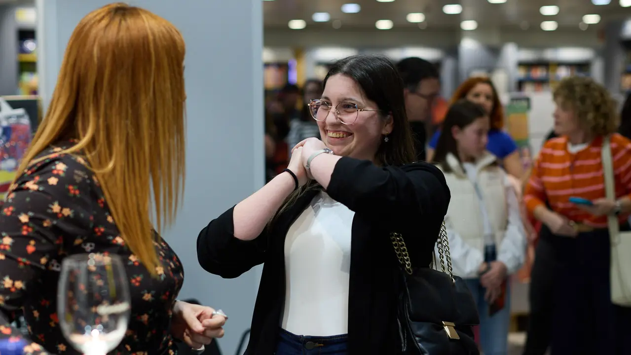 La cantante y compositora navarra Leire Mart&iacute;nez firma su nuevo disco en solitario &ldquo;Historias de aquella ni&ntilde;a&rdquo; en El Corte Ingl&eacute;s de Pamplona. I&Ntilde;IGO ALZUGARAY