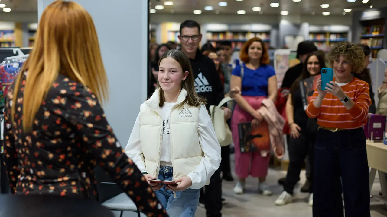 La cantante y compositora navarra Leire Mart&iacute;nez firma su nuevo disco en solitario &ldquo;Historias de aquella ni&ntilde;a&rdquo; en El Corte Ingl&eacute;s de Pamplona. I&Ntilde;IGO ALZUGARAY