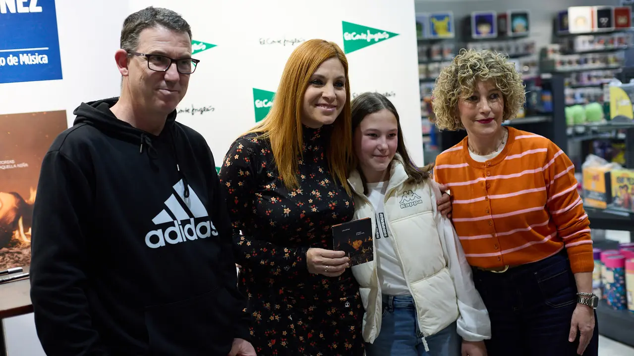 La cantante y compositora navarra Leire Mart&iacute;nez firma su nuevo disco en solitario &ldquo;Historias de aquella ni&ntilde;a&rdquo; en El Corte Ingl&eacute;s de Pamplona. I&Ntilde;IGO ALZUGARAY