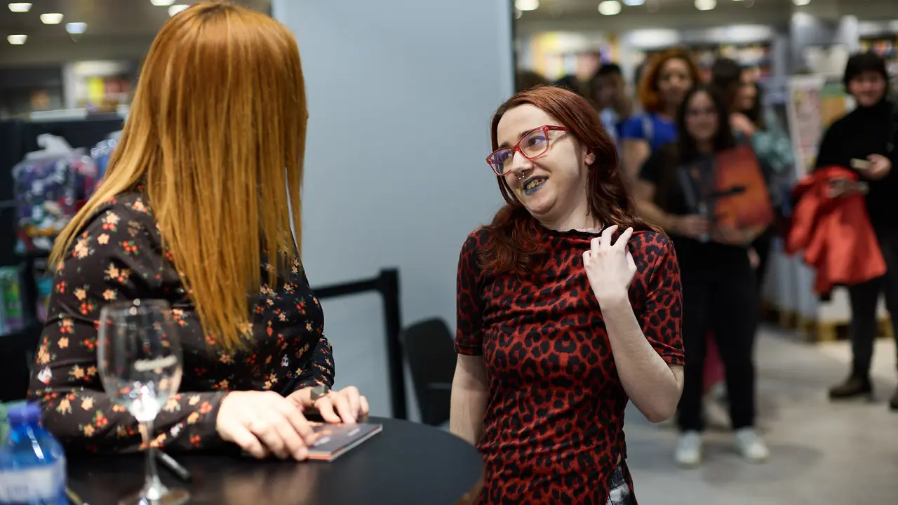La cantante y compositora navarra Leire Mart&iacute;nez firma su nuevo disco en solitario &ldquo;Historias de aquella ni&ntilde;a&rdquo; en El Corte Ingl&eacute;s de Pamplona. I&Ntilde;IGO ALZUGARAY