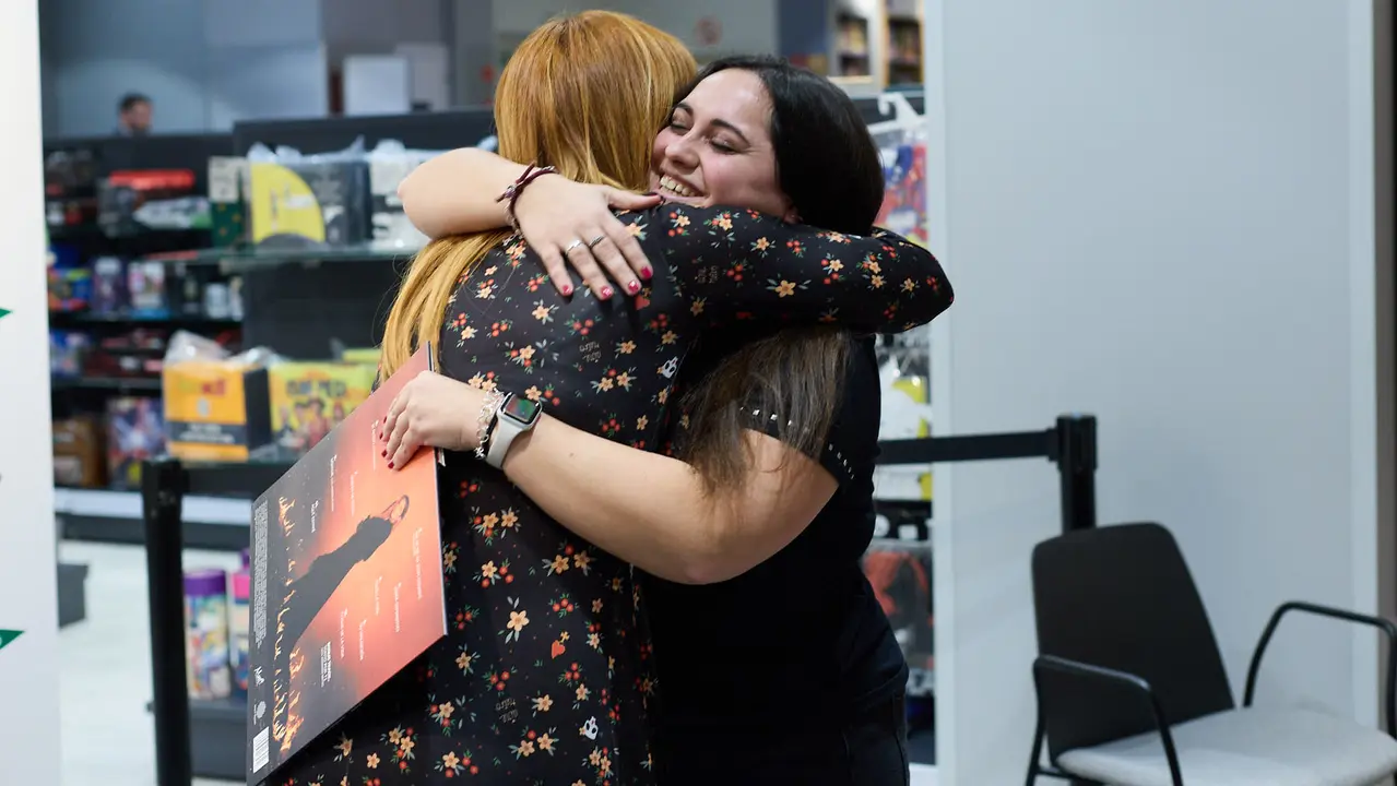 La cantante y compositora navarra Leire Mart&iacute;nez firma su nuevo disco en solitario &ldquo;Historias de aquella ni&ntilde;a&rdquo; en El Corte Ingl&eacute;s de Pamplona. I&Ntilde;IGO ALZUGARAY