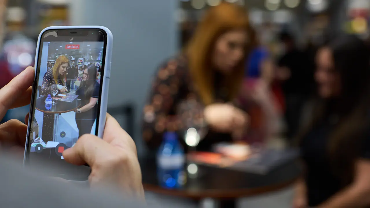 La cantante y compositora navarra Leire Mart&iacute;nez firma su nuevo disco en solitario &ldquo;Historias de aquella ni&ntilde;a&rdquo; en El Corte Ingl&eacute;s de Pamplona. I&Ntilde;IGO ALZUGARAY