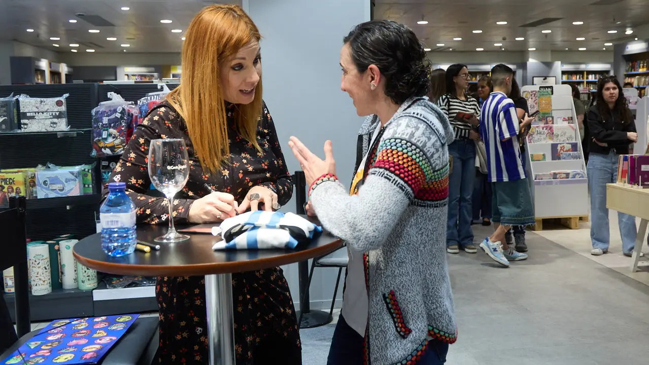 La cantante y compositora navarra Leire Mart&iacute;nez firma su nuevo disco en solitario &ldquo;Historias de aquella ni&ntilde;a&rdquo; en El Corte Ingl&eacute;s de Pamplona. I&Ntilde;IGO ALZUGARAY