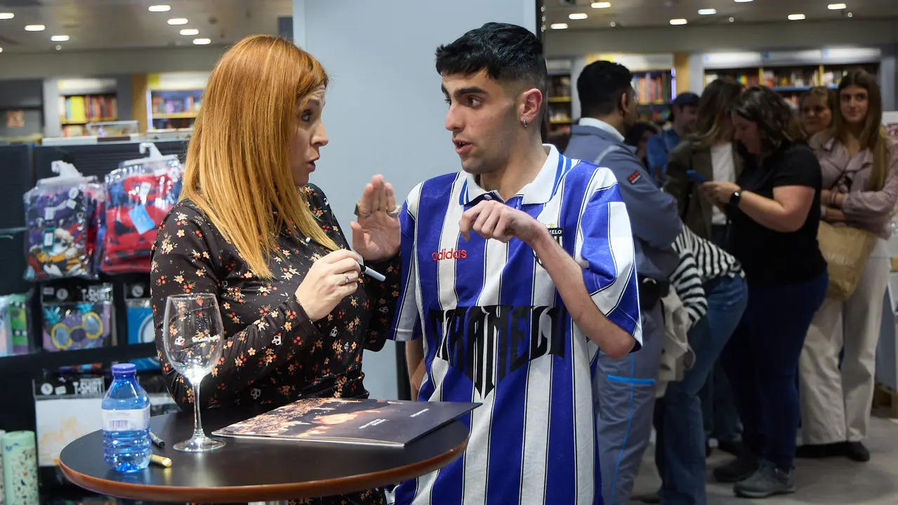 La cantante y compositora navarra Leire Mart&iacute;nez firma su nuevo disco en solitario &ldquo;Historias de aquella ni&ntilde;a&rdquo; en El Corte Ingl&eacute;s de Pamplona. I&Ntilde;IGO ALZUGARAY