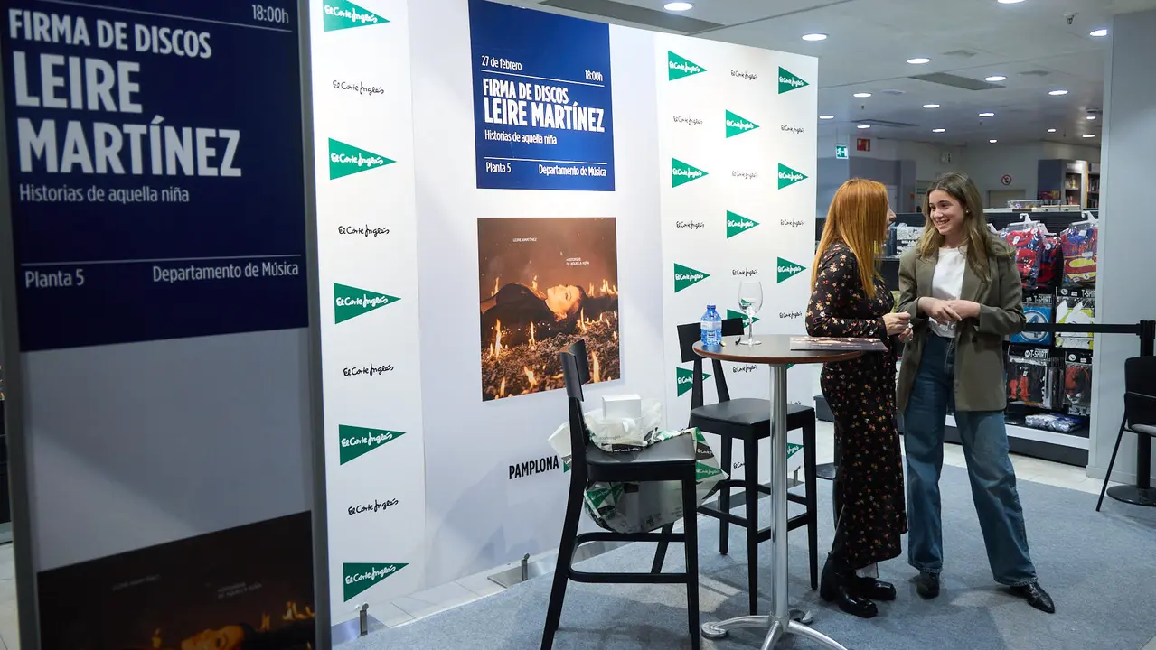 La cantante y compositora navarra Leire Mart&iacute;nez firma su nuevo disco en solitario &ldquo;Historias de aquella ni&ntilde;a&rdquo; en El Corte Ingl&eacute;s de Pamplona. I&Ntilde;IGO ALZUGARAY