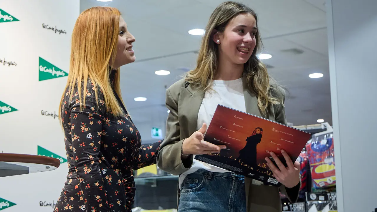 La cantante y compositora navarra Leire Mart&iacute;nez firma su nuevo disco en solitario &ldquo;Historias de aquella ni&ntilde;a&rdquo; en El Corte Ingl&eacute;s de Pamplona. I&Ntilde;IGO ALZUGARAY
