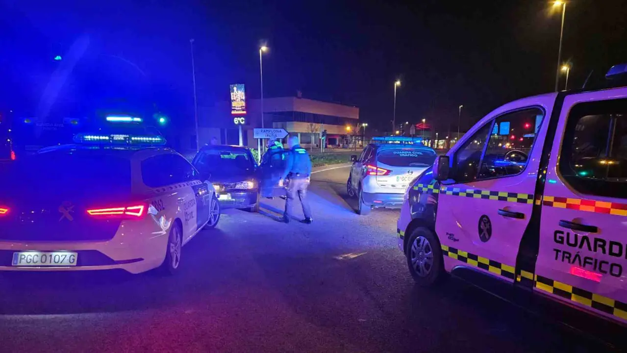 El coche de la conductora inmovilizado por varias patrullas. GUARDIA CIVIL