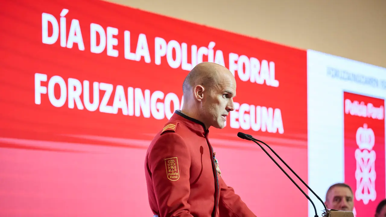 La presidenta de Navarra, Mar&iacute;a Chivite, preside el acto central del d&iacute;a del patr&oacute;n de la Polic&iacute;a Foral. PABLO LASAOSA