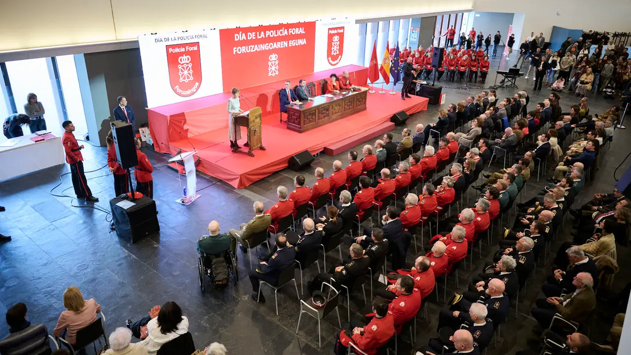 La presidenta de Navarra, Mar&iacute;a Chivite, preside el acto central del d&iacute;a del patr&oacute;n de la Polic&iacute;a Foral. PABLO LASAOSA