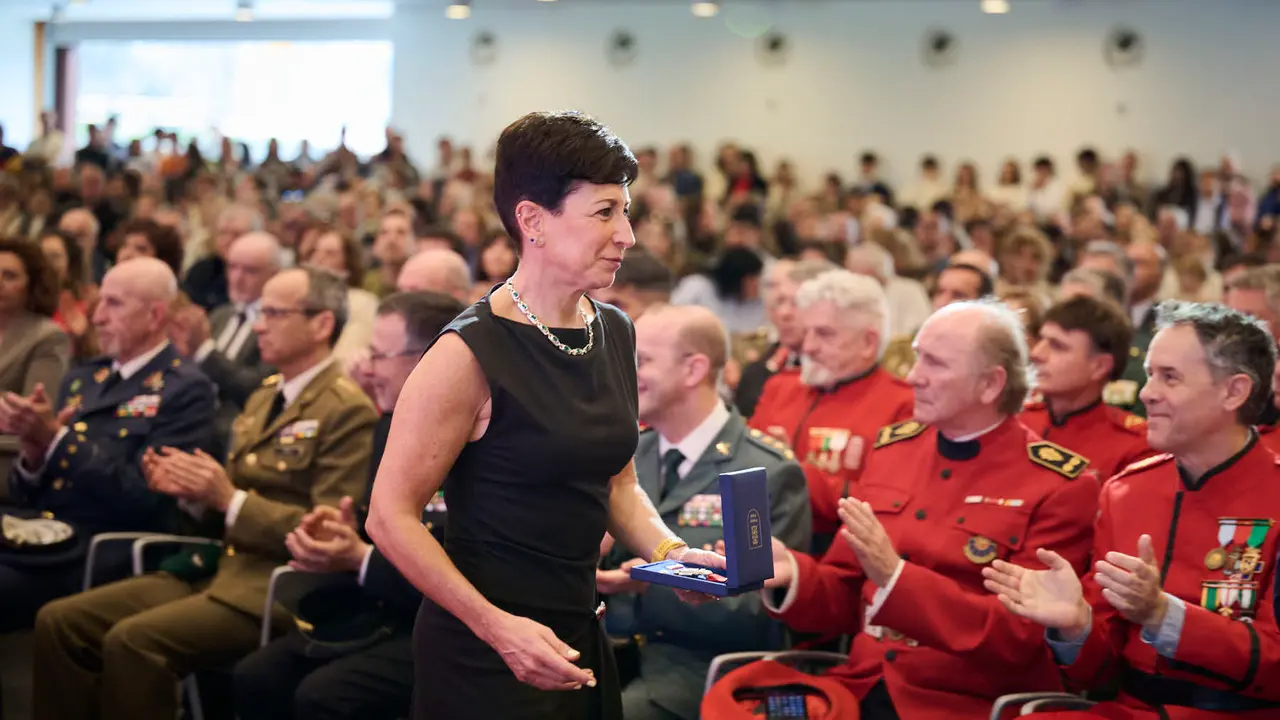 La presidenta de Navarra, Mar&iacute;a Chivite, preside el acto central del d&iacute;a del patr&oacute;n de la Polic&iacute;a Foral. PABLO LASAOSA