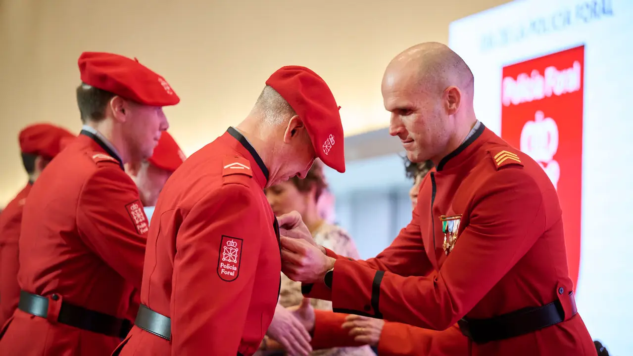 La presidenta de Navarra, Mar&iacute;a Chivite, preside el acto central del d&iacute;a del patr&oacute;n de la Polic&iacute;a Foral. PABLO LASAOSA