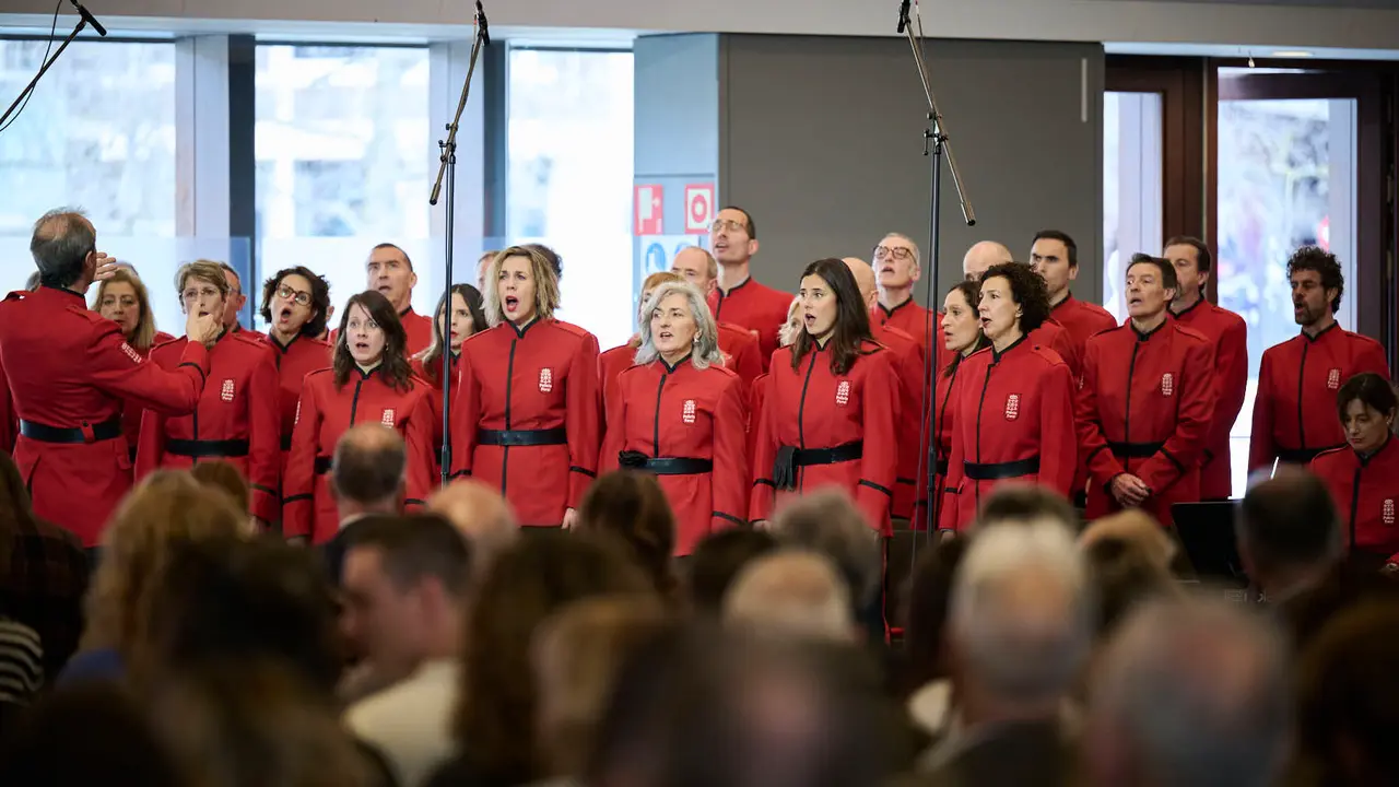 La presidenta de Navarra, Mar&iacute;a Chivite, preside el acto central del d&iacute;a del patr&oacute;n de la Polic&iacute;a Foral. PABLO LASAOSA