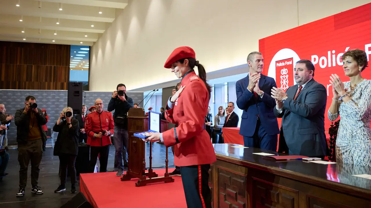 La presidenta de Navarra, Mar&iacute;a Chivite, preside el acto central del d&iacute;a del patr&oacute;n de la Polic&iacute;a Foral. PABLO LASAOSA