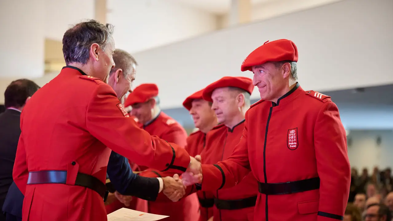 La presidenta de Navarra, Mar&iacute;a Chivite, preside el acto central del d&iacute;a del patr&oacute;n de la Polic&iacute;a Foral. PABLO LASAOSA