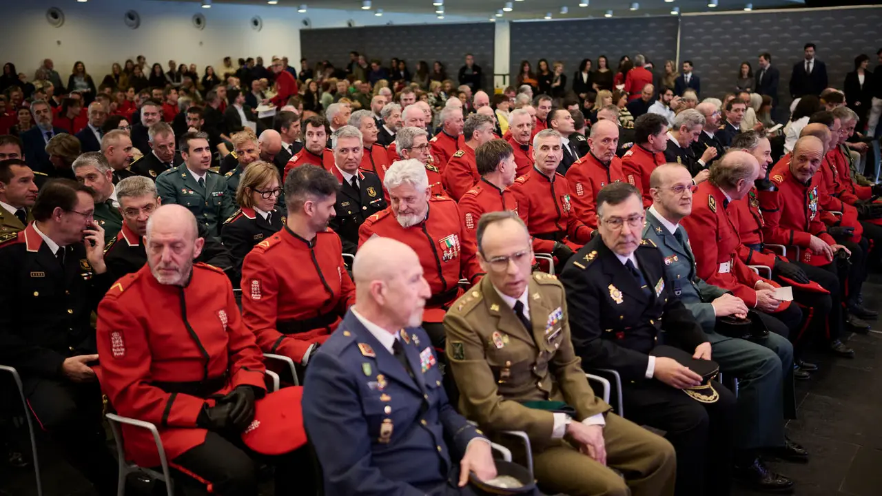 La presidenta de Navarra, Mar&iacute;a Chivite, preside el acto central del d&iacute;a del patr&oacute;n de la Polic&iacute;a Foral. PABLO LASAOSA