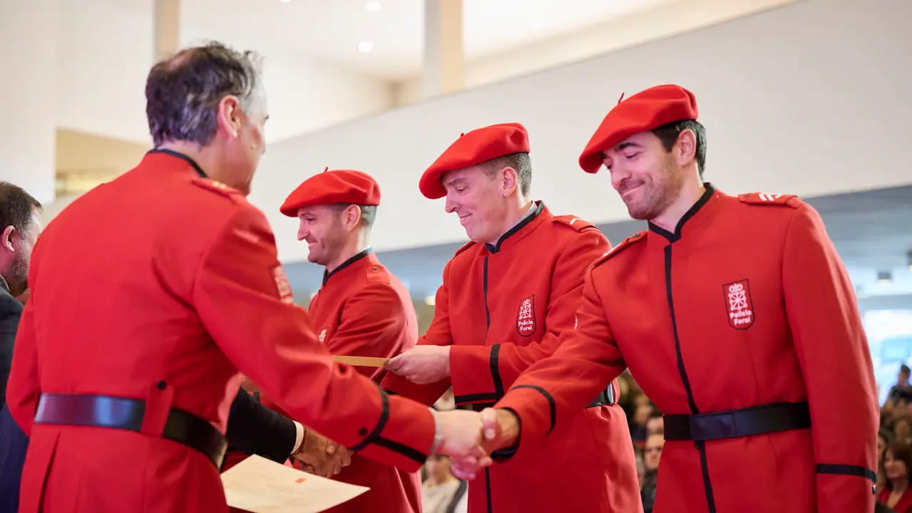 La presidenta de Navarra, Mar&iacute;a Chivite, preside el acto central del d&iacute;a del patr&oacute;n de la Polic&iacute;a Foral. PABLO LASAOSA