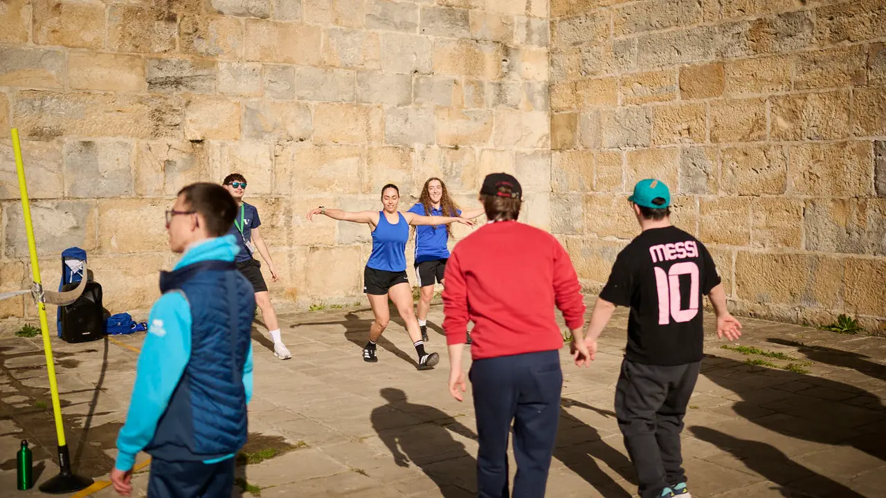Evento Conexi&oacute;n Social Uni2, un encuentro social y deportivo, organizado por el alumnado del CI Burlada FP, orientado a "visibilizar distintas realidades de discapacidad y exclusi&oacute;n". PABLO LASAOSA