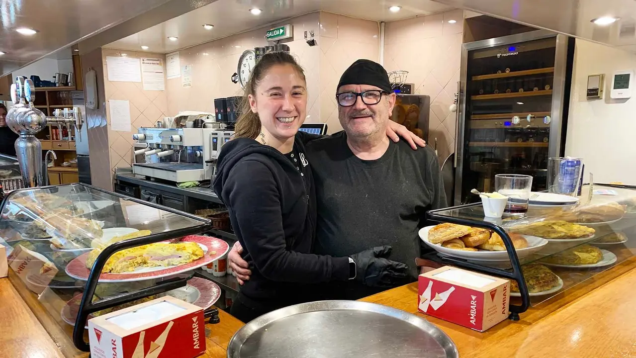 El cocinero del bar Bodegas Aralar, Rafael Pinillos, junto a su compa&ntilde;era Miriam. Navarra.com