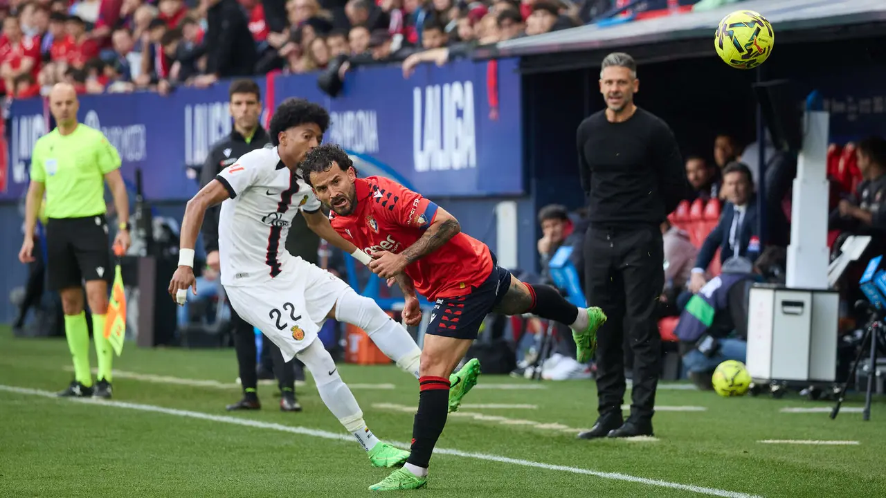 Rub&eacute;n Garc&iacute;a (14. CA Osasuna) y Johan Mojica (22. RCD Mallorca) durante el partido de La Liga EA Sports entre CA Osasuna y RCD Mallorca disputado en el estadio de El Sadar en Pamplona. I&Ntilde;IGO ALZUGARAY